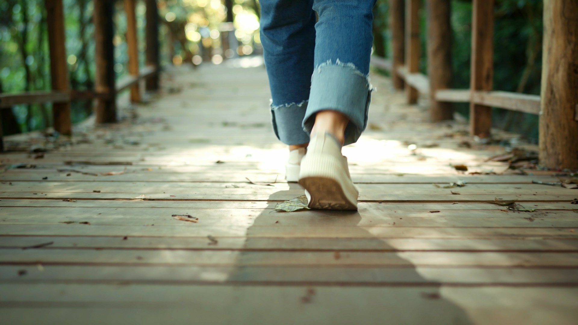 【实拍视频】女孩在木桥上行走腿部特写-PoseAe