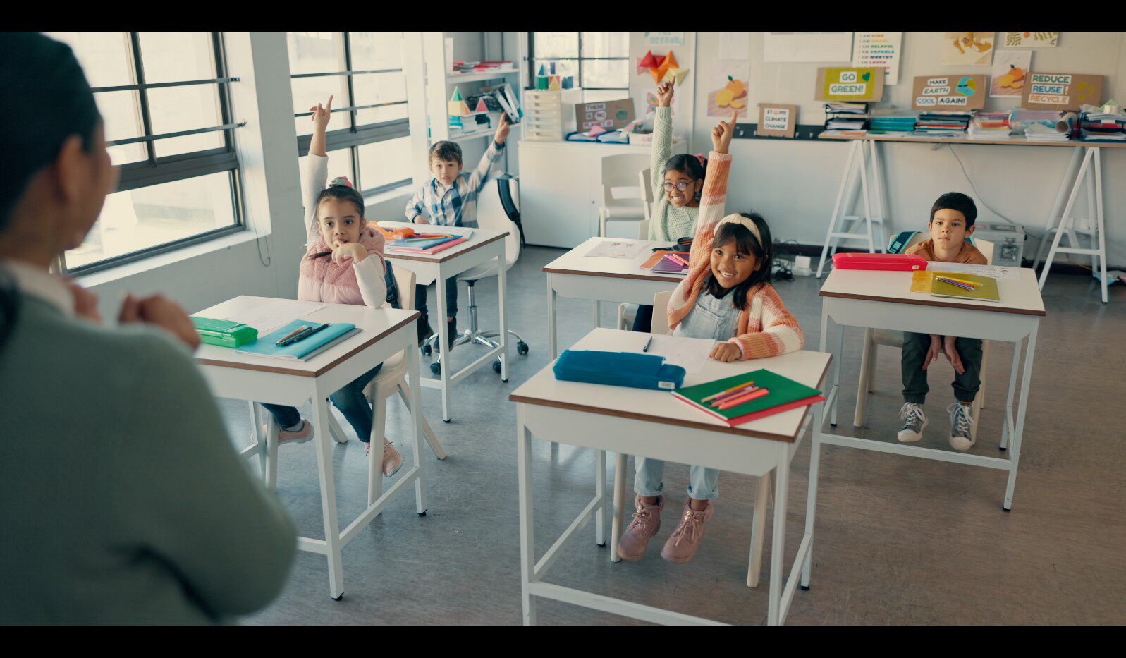 【实拍视频】小学教室上课视频素材-PoseAe