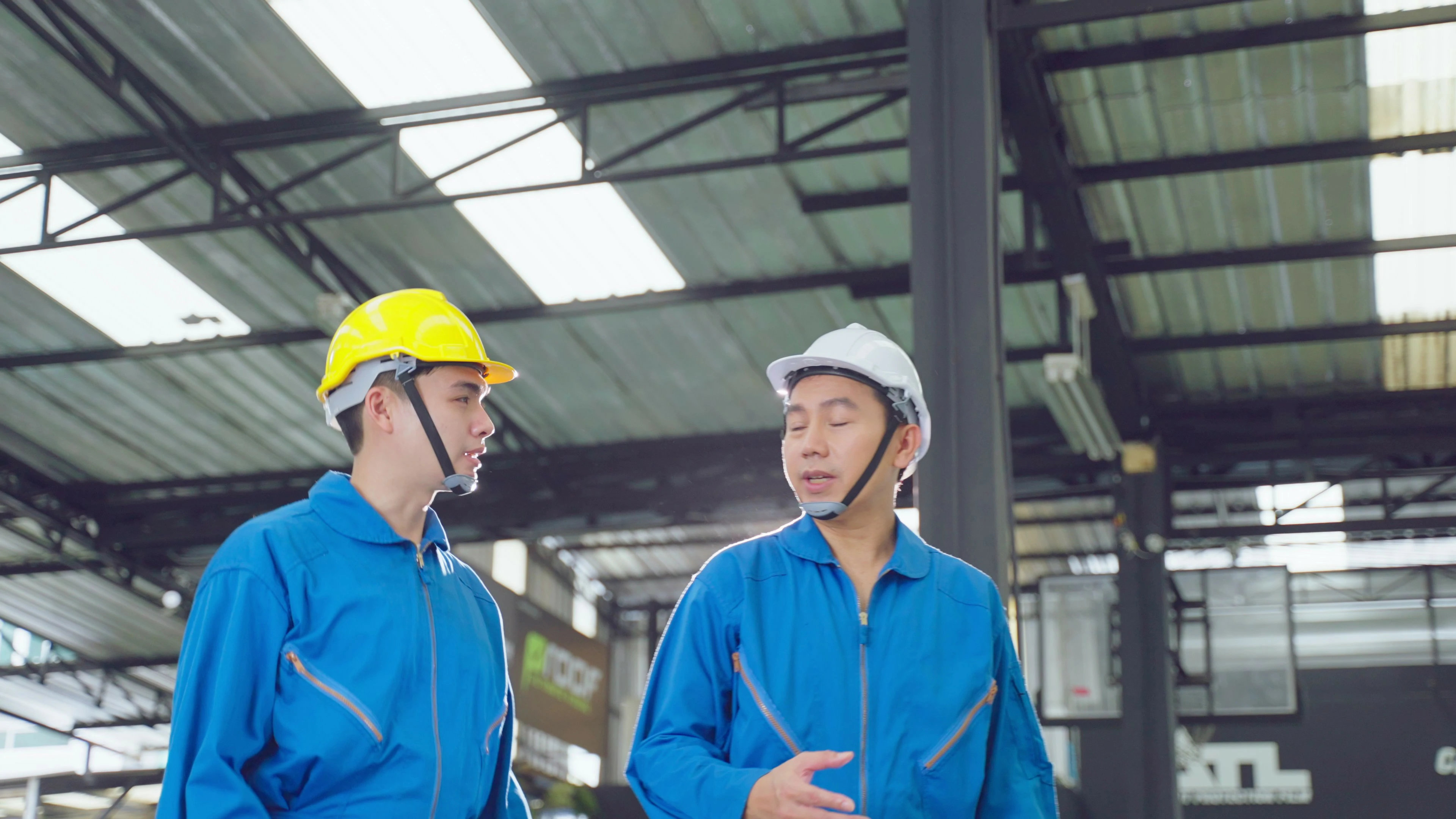 【实拍视频】汽车工厂工程师闲谈工作-PoseAe