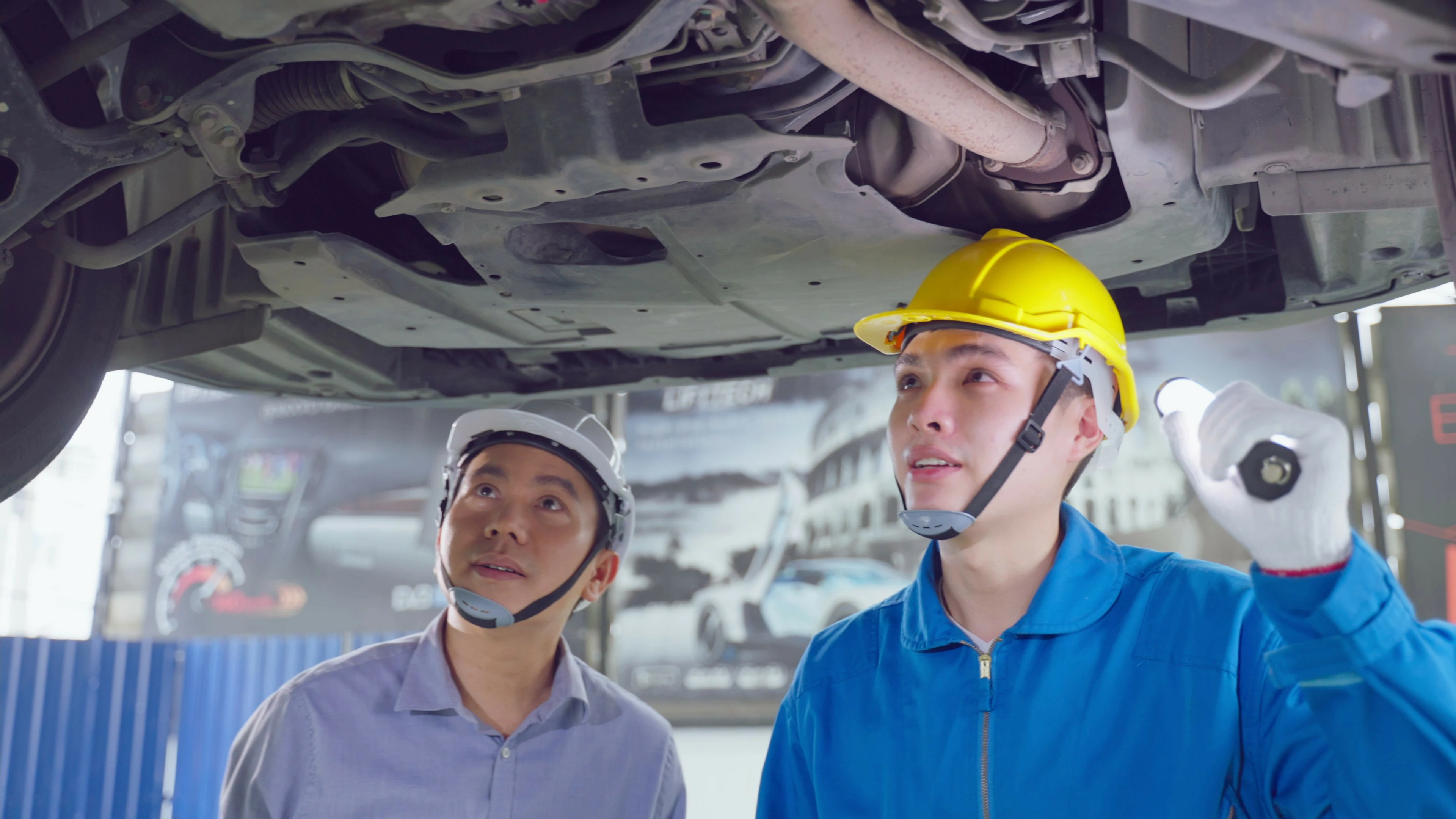 【实拍视频】工厂工人检修汽车-PoseAe