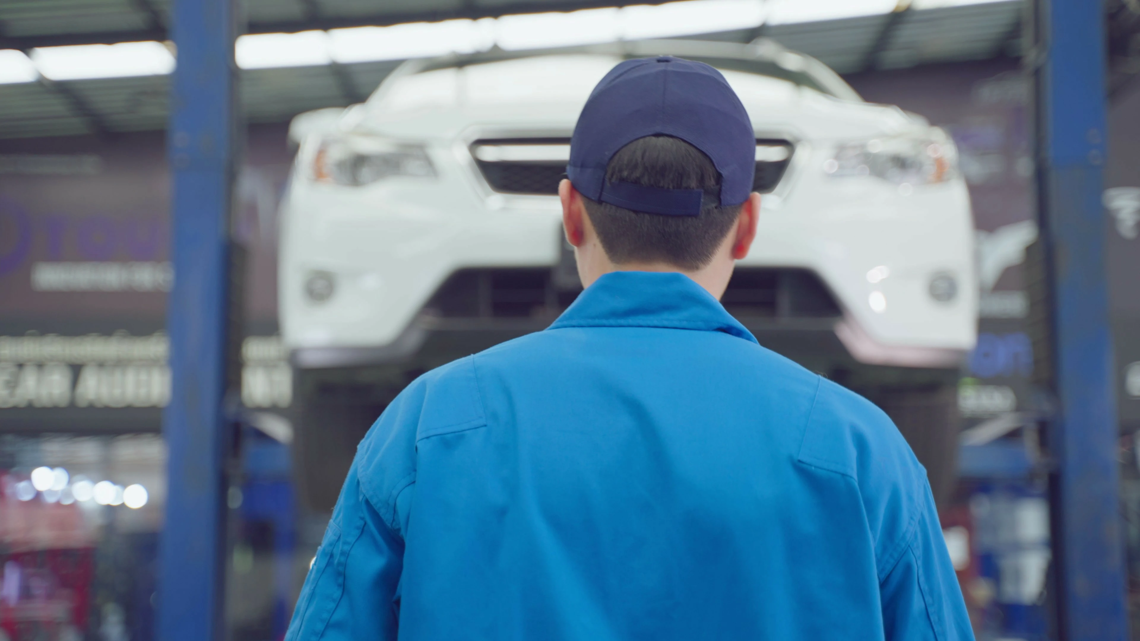 【实拍视频】汽修厂工人背影实拍-PoseAe