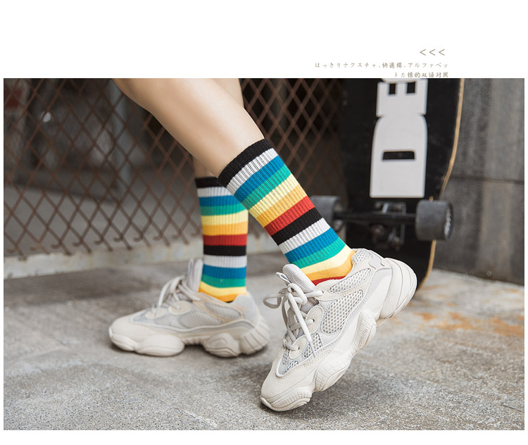 Vớ dài vừa nữ vớ ống Hàn Quốc phiên bản Hàn Quốc ulzzang đại học gió cầu vồng sọc màu phụ nữ hoang dã vớ - Bít tất nữ tất cổ ngắn