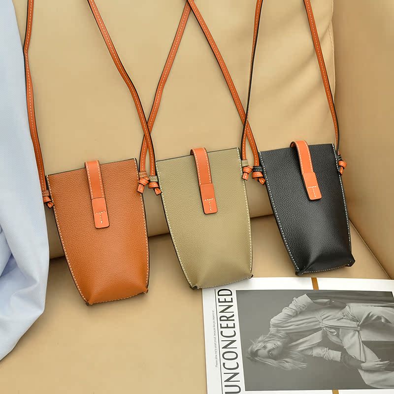 2022 new light phone bag women's head layer of cow leather minimalist skew satchel fashion mini-release mobile phone small bag