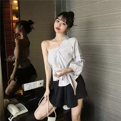 Small fresh suit women's exposed one-shoulder lace-up striped three-quarter sleeve shirt oblique shoulder pleated skirt fashion two-piece set