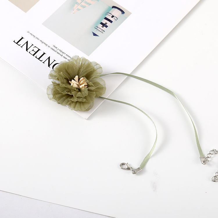 Retro Olive Green Choker Necklace with Delicate Floral Design, Super Fairy-Like Neck Accessory, Short Clavicle Chain for Women