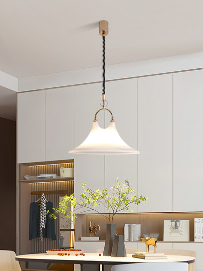 Обеденный стол из кремового оргстекла в стиле космической эры и регулируемый подвесной светильник для столовой от Gui Gen Lighting