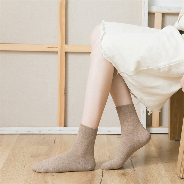 ຖົງຕີນຜ້າຝ້າຍບໍລິສຸດຖົງຕີນສໍາລັບແມ່ຍິງພາກຮຽນ spring ແລະ summer ພາສາເກົາຫຼີ ins ສີດໍາແລະສີຂາວສີແຂງ confinement socks mid-calf socks ຖົງຕີນ deodorant