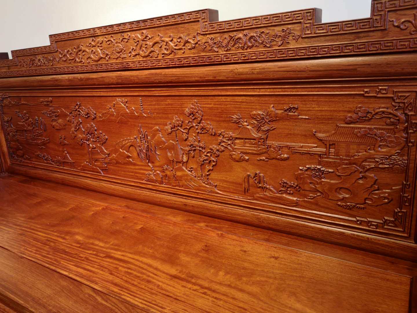 红木沙发中的刺猬紫檀与缅甸花梨，2026哪种更适合中式仿古风格家居搭配？