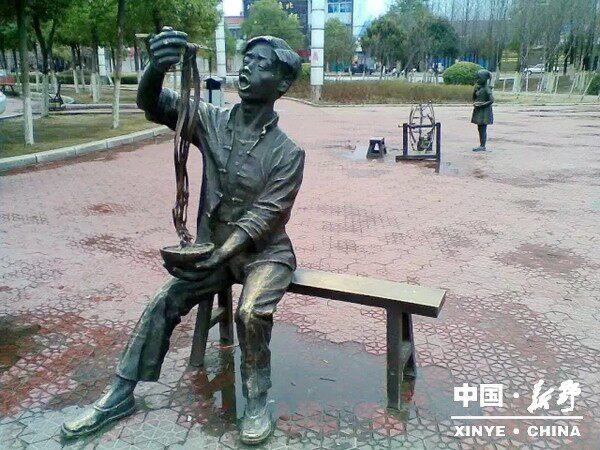 Блестящая доска с лапшой пельмени