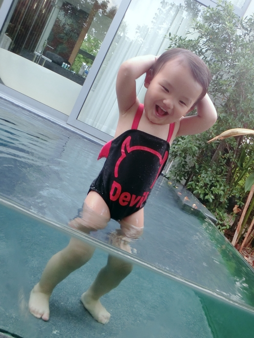 Taojia độc quyền bé Xiêm hình thiên thần dễ thương đen trắng nhỏ áo tắm quỷ giáo dục sớm hội trường bé - Bộ đồ bơi của Kid đồ bơi dài tay cho bé gái