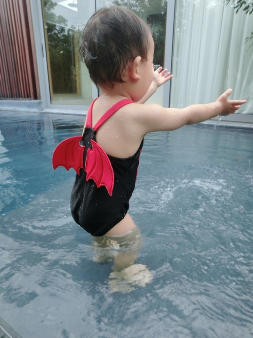 Taojia độc quyền bé Xiêm hình thiên thần dễ thương đen trắng nhỏ áo tắm quỷ giáo dục sớm hội trường bé - Bộ đồ bơi của Kid đồ bơi dài tay cho bé gái