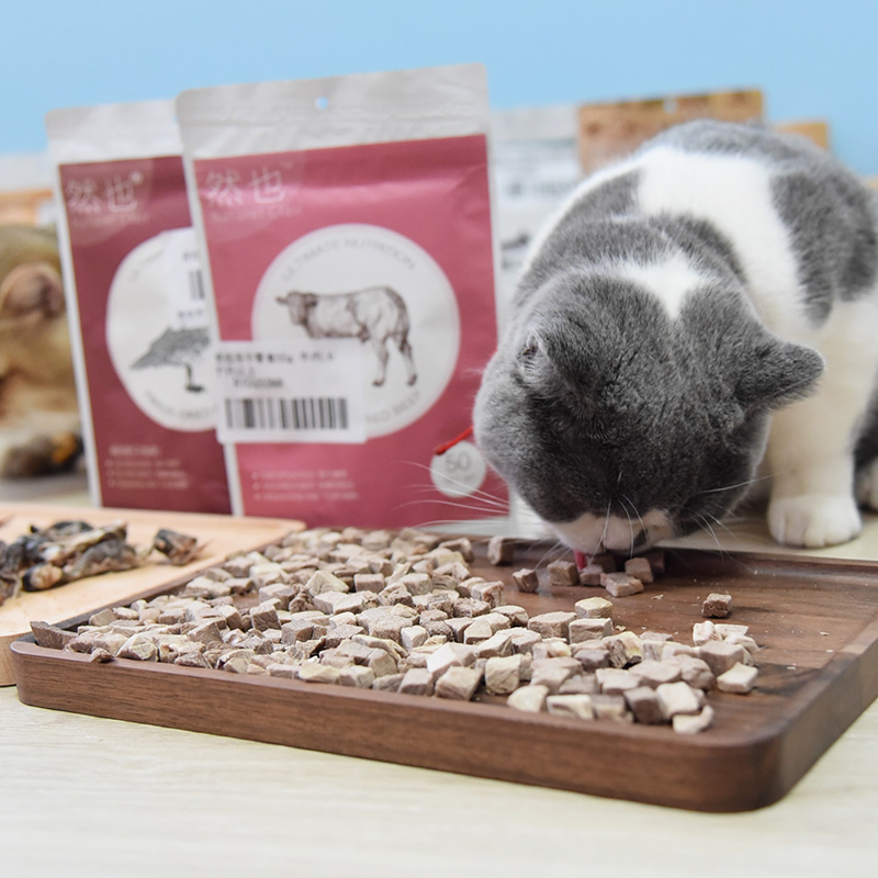Naturel Clair in China is also freezing dry cat snacks, a whole quail cub of about 36 grams.]