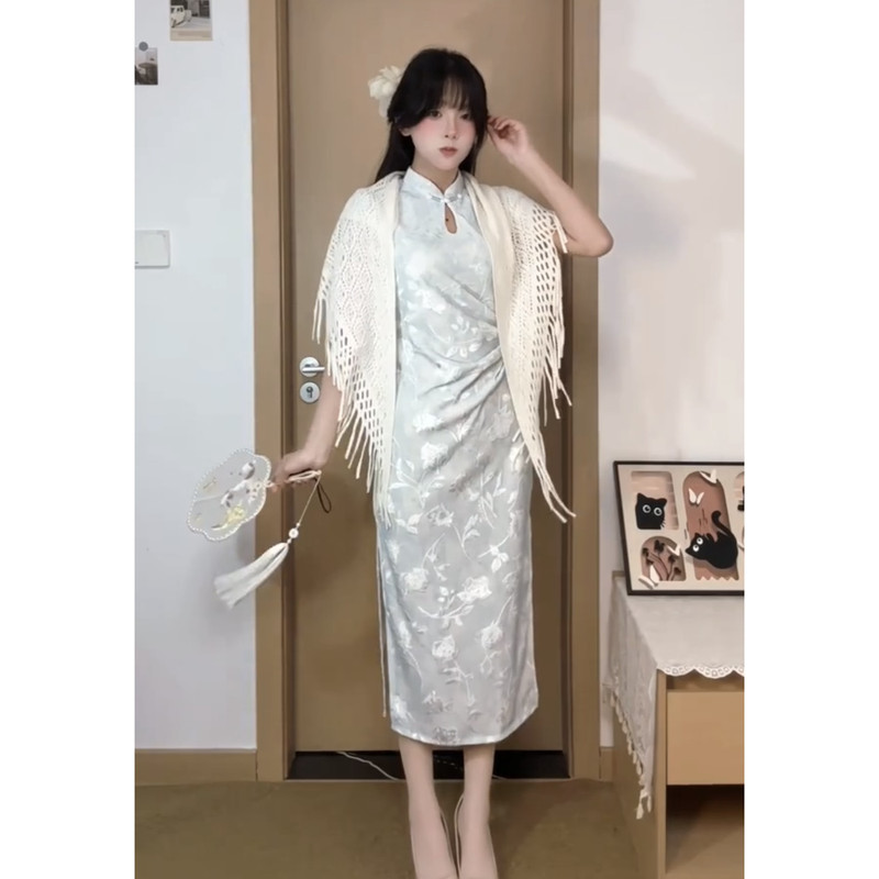 2026 Spring New Style: Small Shawl to Pair with Cheongsam, Women's Triangular Scarf-Shaped Knitted Tassel Hollow-Out Cape, Versatile for Summer