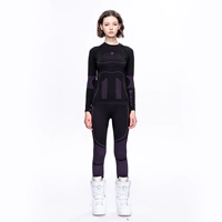 Черно -пурпурная женщина