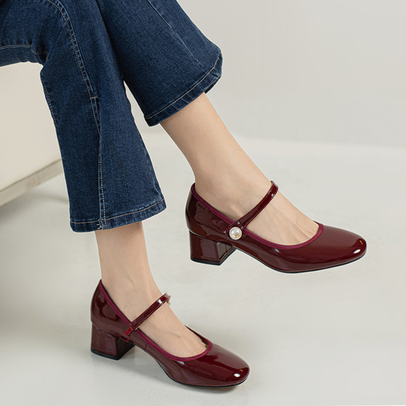 Hepburn retro Mary Jane shoes women's thick heel with a word buckle single shoes round toe patent leather large size 2021 early spring new