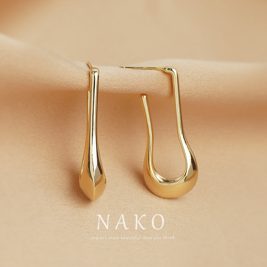 The new tide geometry earrings in 2022 is a simple cold wind metal ear crash