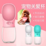 Собаки из питьевой воды домашние животные с открытым открытым водоразделом