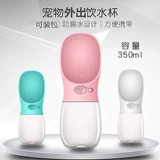 Собаки из питьевой воды домашние животные с открытым открытым водоразделом