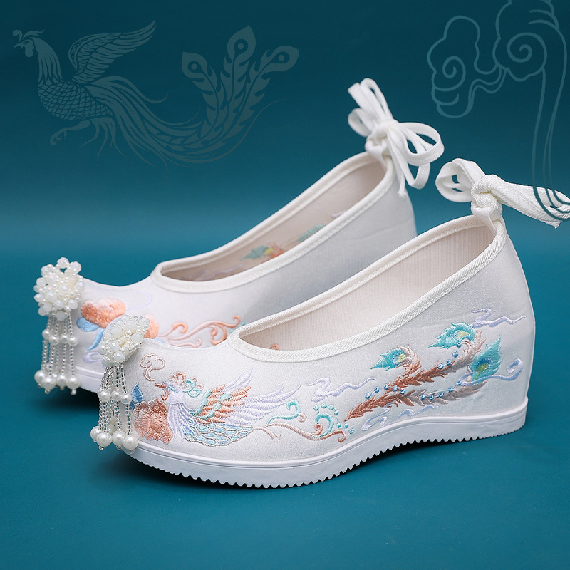 Inner Height-Increasing Traditional Chinese Hanfu Shoes with Pearl Tassels, New Spring/Summer Women's Single Shoes with Raised Toe, Ethnic Style Embroidered Cloth Shoes