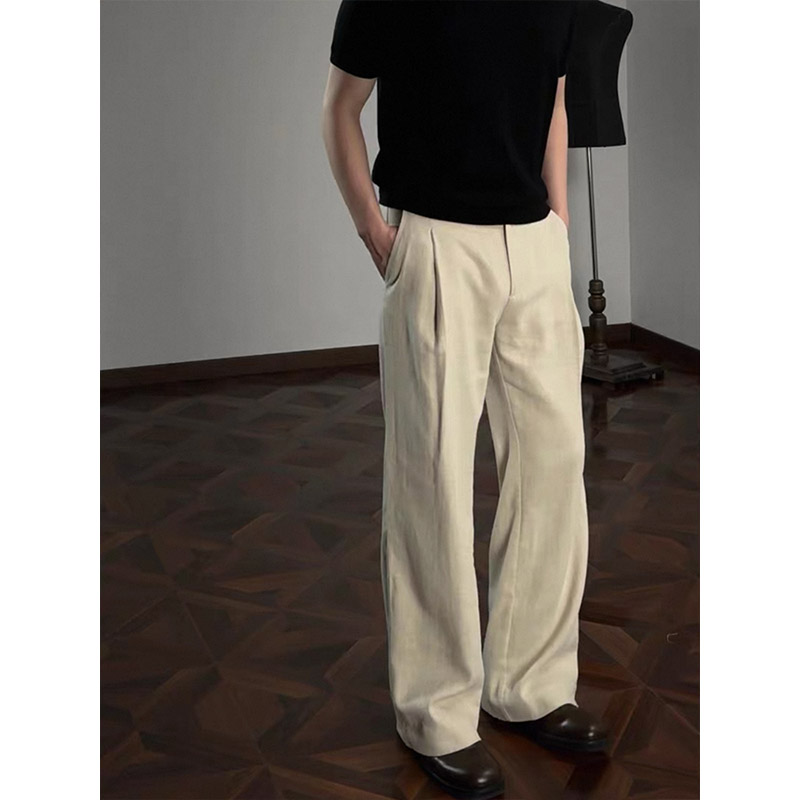 ドレープ感と高級感のあるクリーンフィットのオールドマネースタイルのリネンワイドレッグパンツ。メンズの夏用薄手ストレートカジュアルパンツ。