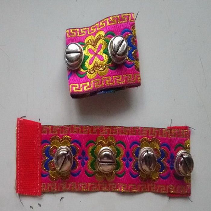 Wa Hmong dance performances in Yunnan minority characteristic handbell performed by Dai stage hand bell