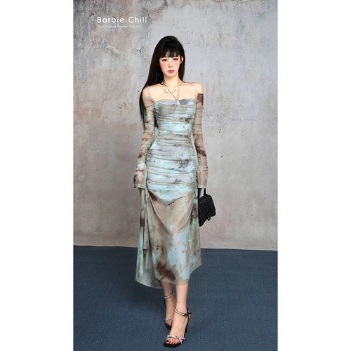 Осеннее платье, приталенная длинная юбка, с акцентом на бедрах