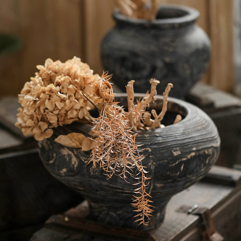 Left bank wheat field quality Park's Fang Hua-black wood grain vase creative retro to make old solid wood Silence Florator Pendulum