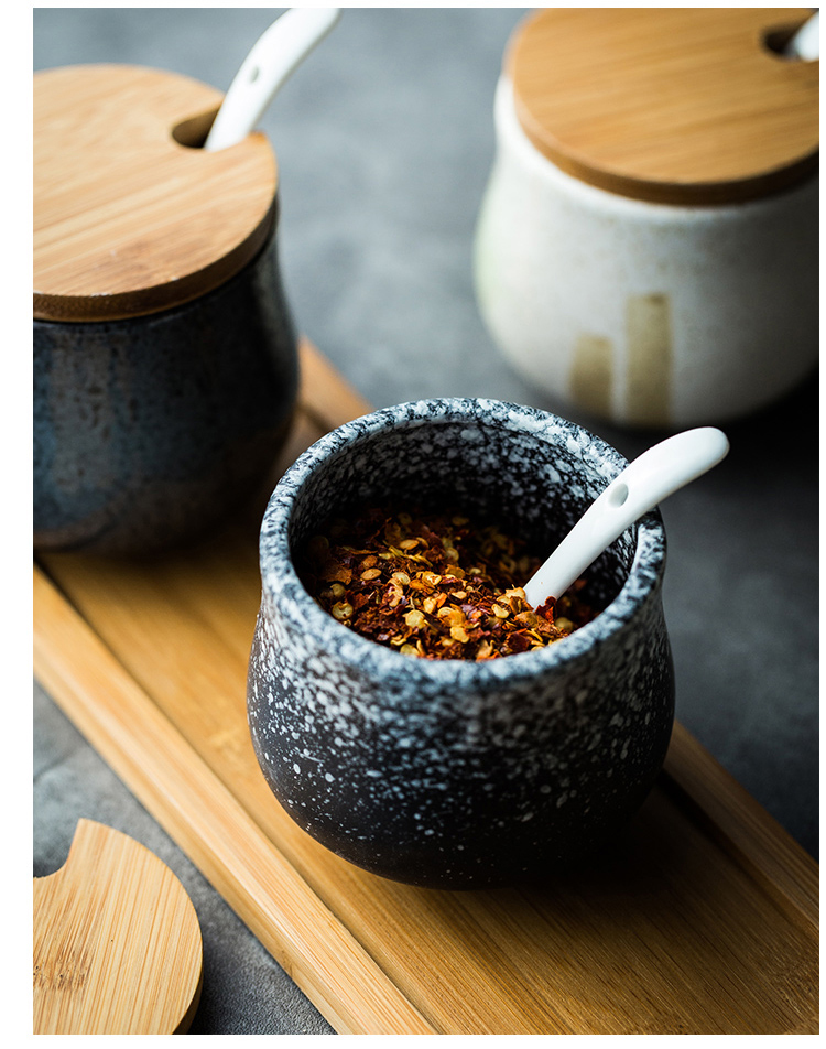 Ceramic seasoning as cans suit individual household kitchen condiment jar with cover with a salt shaker combination with soy sauce chili oil tank