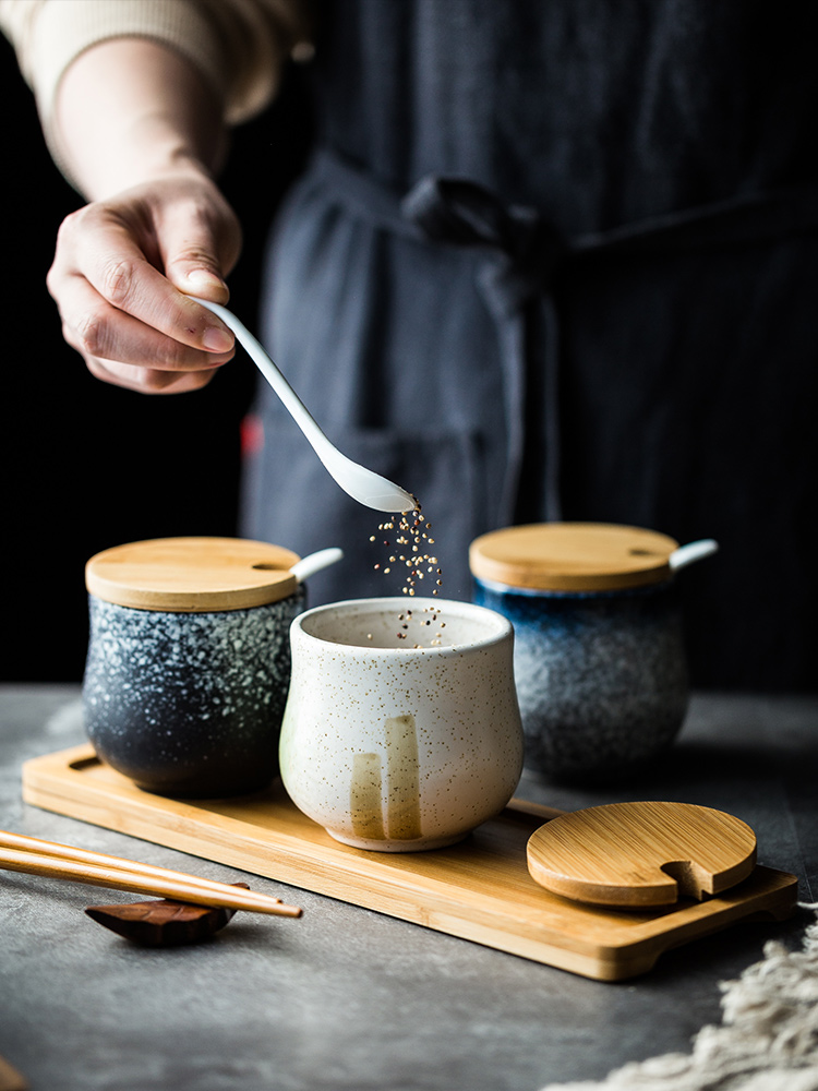 Ceramic seasoning as cans suit individual household kitchen condiment jar with cover with a salt shaker combination with soy sauce chili oil tank