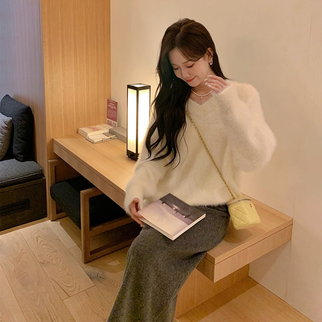 Mr. Smoke Mink Wool Sweater Lazy Style Women's Autumn and Winter's Quality High Quality Soft White Loose Knitted V-Neck Top