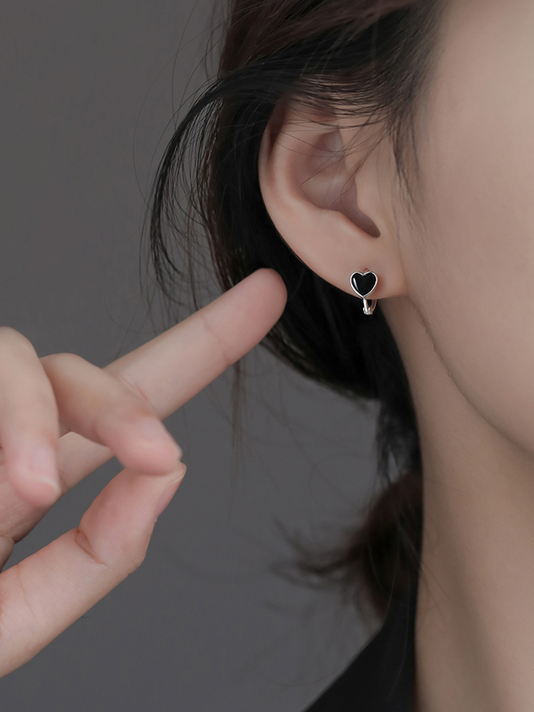 Black drop glaze S925 sterling silver ear buckle Japan and South Korea geometric love earrings small and exquisite personality trendy cool student earrings
