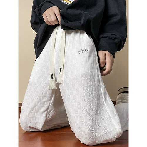 Вельветовые брендовые штаны, дизайнерские шахматы, тренд сезона