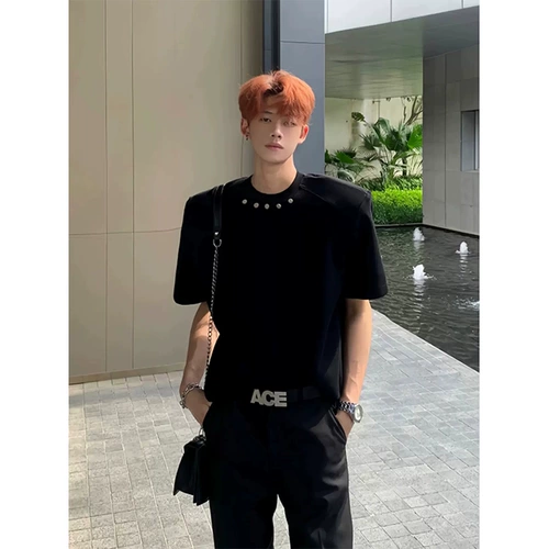 Наплечники, небольшая дизайнерская металлическая футболка, изысканный стиль, тренд сезона, короткий рукав, оверсайз