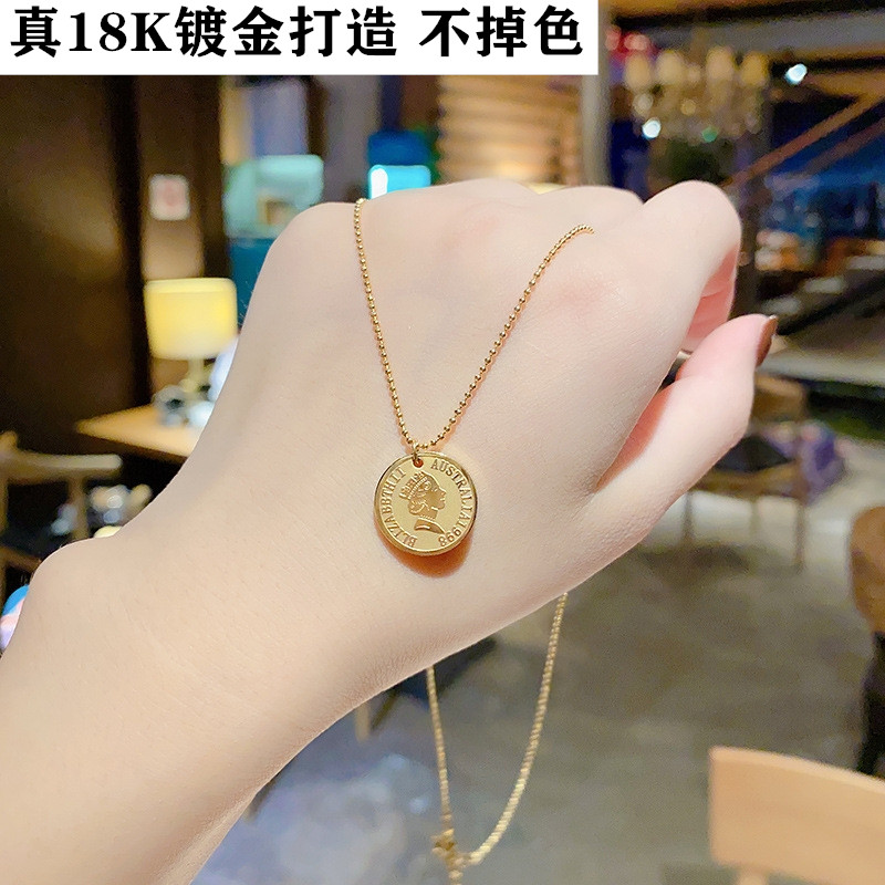 色褪せないクイーンズヘッド模造コインチタンスチールネックレス 2021年新作 セーターチェーン コインラウンドカード 18K 鎖骨チェーン