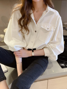 白いシャツの女性の 2024 春の新しいファッションデザインニッチトップルーズ長袖デニムシャツ