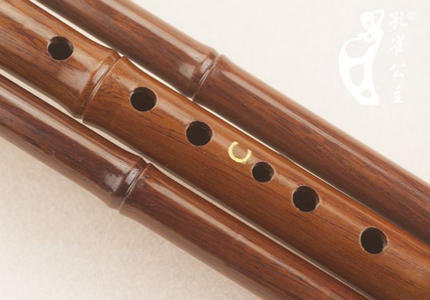 Sản phẩm mới gỗ đàn hương gỗ đàn hương Zizhu chuyên nghiệp loại nhỏ D giai điệu c giai điệu g xuống b giai điệu f giai điệu Vân Nam chơi nhạc cụ dân tộc - Nhạc cụ dân tộc ống sáo