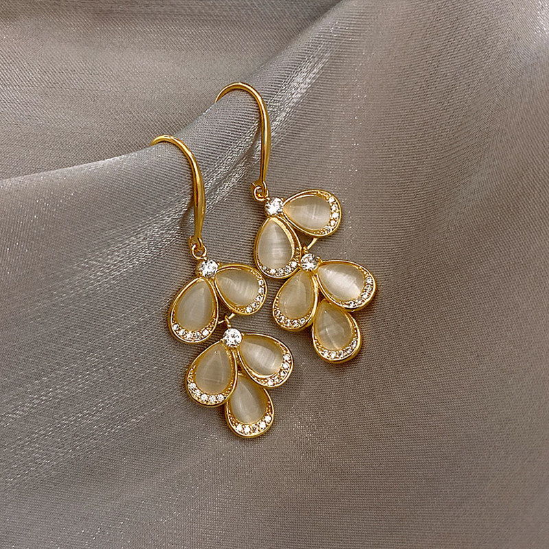 Light and luxurious ~ elegance can't live with superior sense of cat eye pendant small crowddesign earrings South Korean temperament Chaos