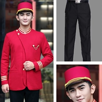 Красный лонгслив, красная шапка, черные штаны