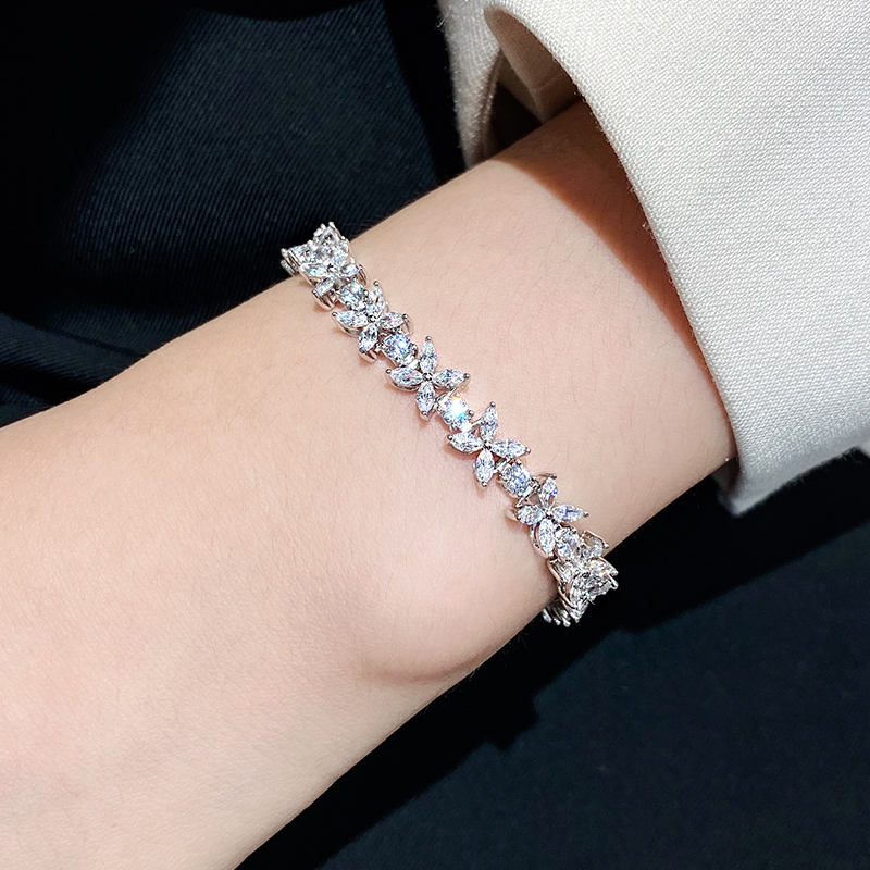Four-Leaf Clover Full Diamond Bracelet for Women, Sterling Silver Zircon, Light Luxury, Niche, Exquisite, Victorian Artificial Diamond, 2026 New Model