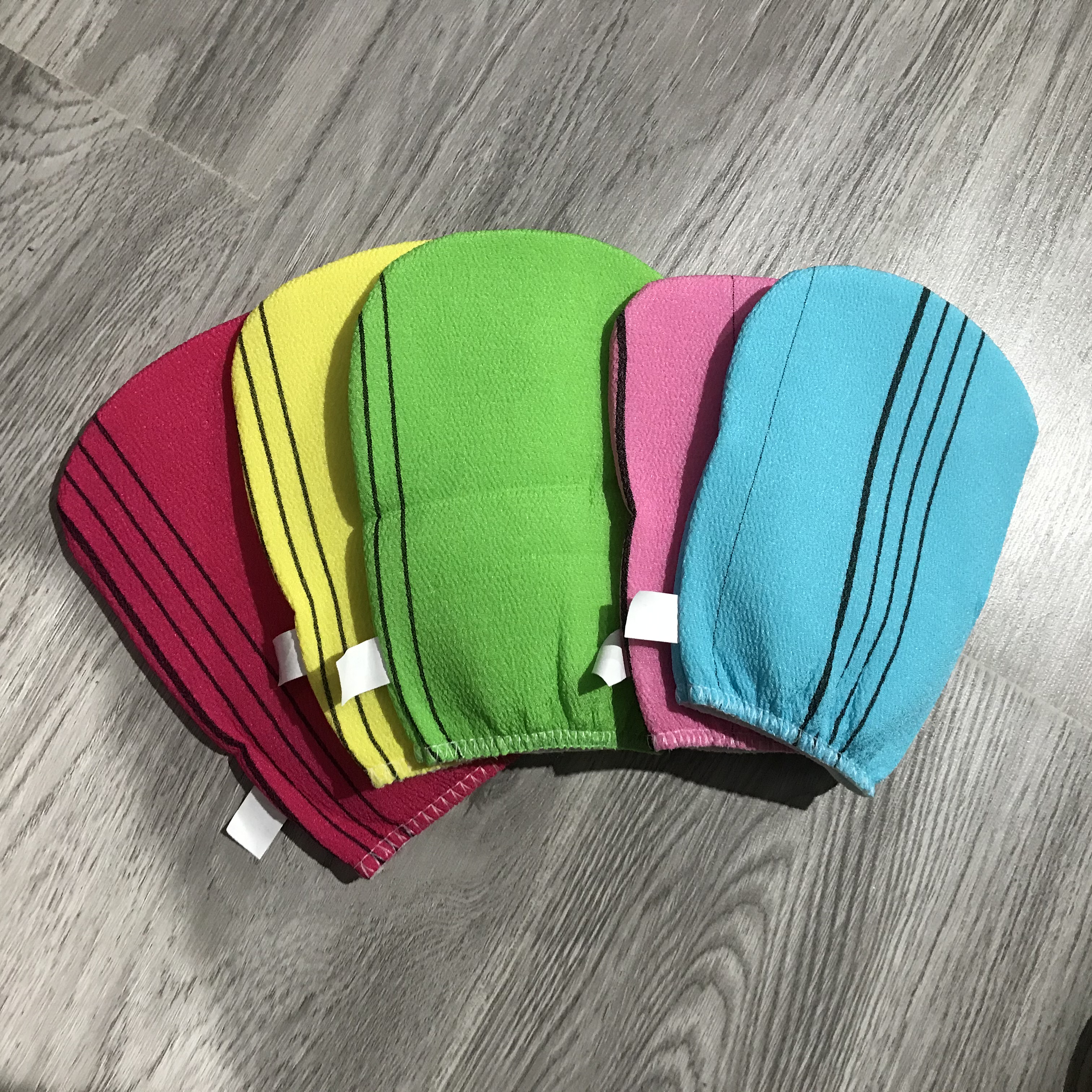 Korean old grandma rubbing a bath towel fine rubbing the mud bath towels The color of the bath is randomly not specified