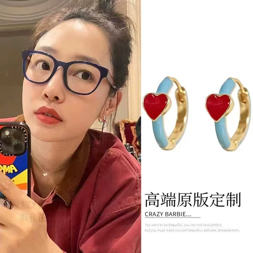 Эмаль, небольшие дизайнерские серьги, коллекция 2023, легкий роскошный стиль, тренд сезона