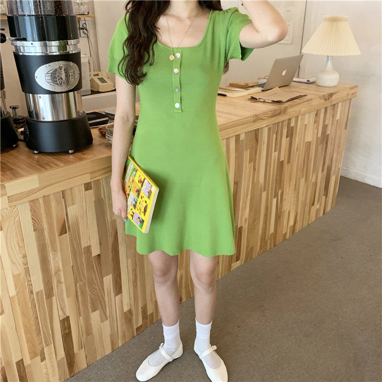 Retro single-breasted, form-fitting knitted dress that exposes the collarbone pic 10