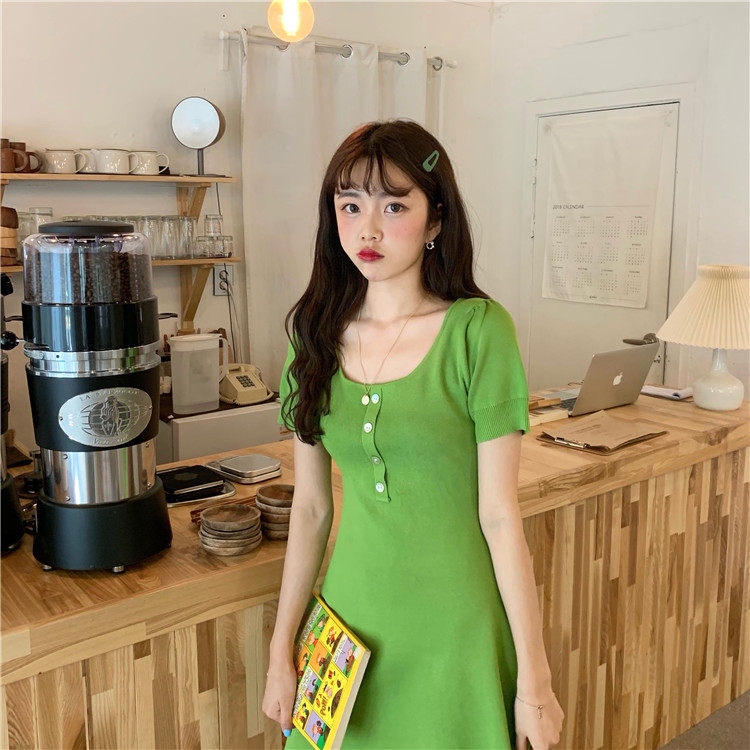 Retro single-breasted, form-fitting knitted dress that exposes the collarbone pic 3