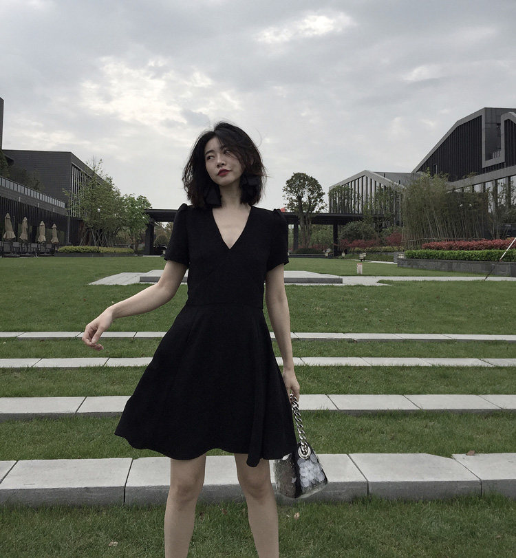 2022 summer new haute cuisine French temperament minimalist Hepburn small black dress retro slim hot girl style dress