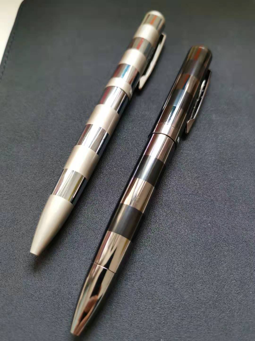 Black or white gray ~ light luxury ballpoint pen French fashion brand Balmain signature pen ballpoint pen two-color