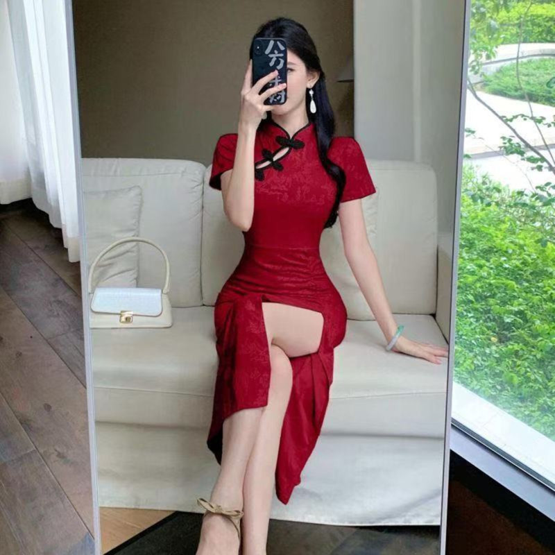 Red Slim-Fit, Figure-Flattering, Hip-Hugging, Slit, Elegant Retro New Chinese-Style Improved Cheongsam Dress for Female Technicians as Workwear Red Slim-Fit, Figure-Flattering, Hip-Hugging, Slit, Elegant Retro New Chinese-Style Improved Cheongsam Dress for Female Technicians as Workwear