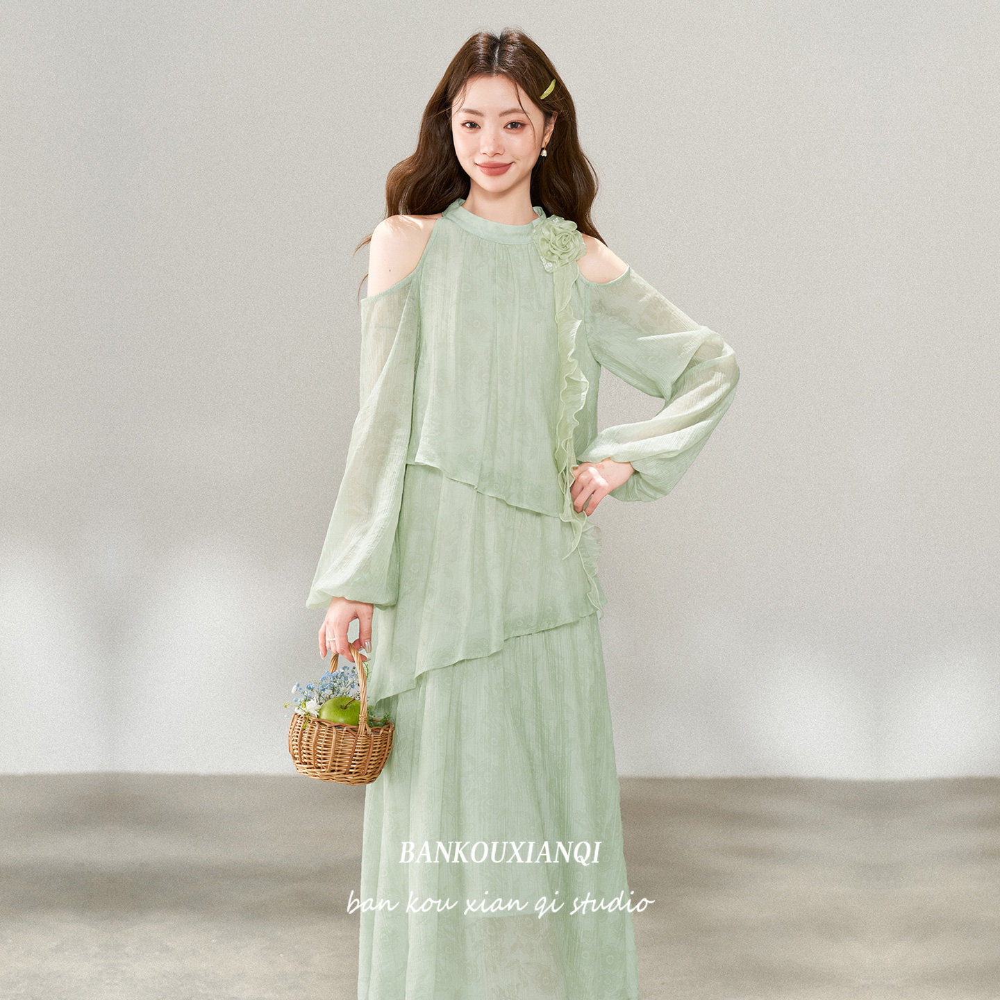 爽やかで優美な春らしい、フレンチテイストのオフショルダーホルターネックのグリーンドレス。休暇やビーチでのひとときに最適です。