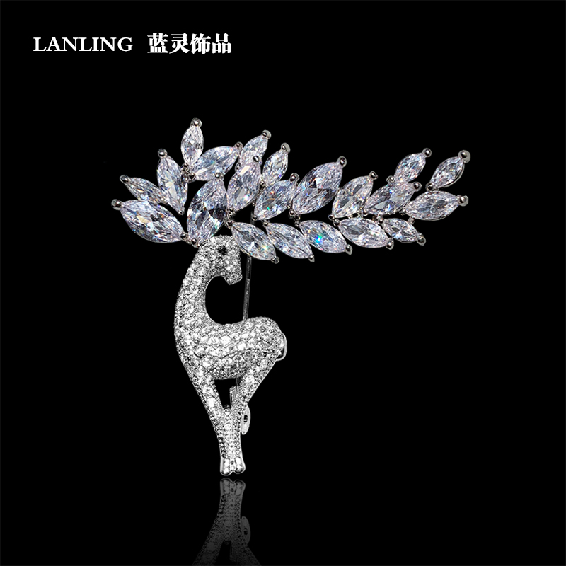 Luxurious small deer Christmas brooch with feminine high-end crystal breasts adorned with a damp personality Don't pin a big suit and suit accessories.
