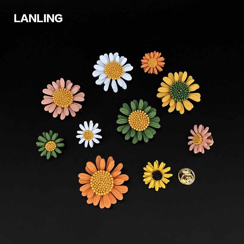 Mini cute ins Chains Damp Personality Chicks Chest Needle Women's Day Department Anti-Walking Light Chest flowers Don't fix clothes accessories