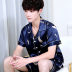 Ice lụa mens mỏng ngắn tay pajama set mùa hè đơn giản tươi lụa nhà quần áo có thể mặc hai mảnh mùa thu. 